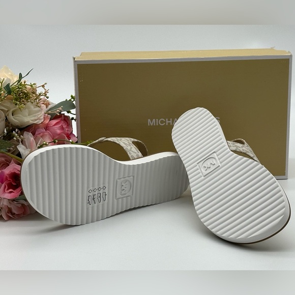 Michael Kors Vanilla Thong Sandals NIB - Picture 8 of 13